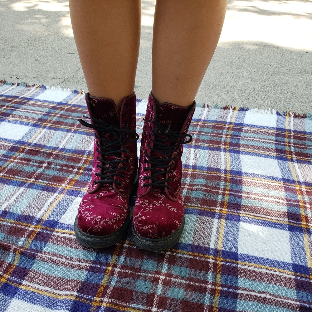 DR MARTENS AVERY CHERRY VELVET 10 EYE